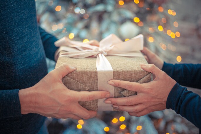 How Much Should You Give for a Wedding Gift Today?