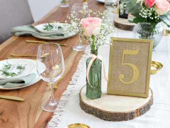 What DIY Wedding Decorations Look Elegant and Simple?