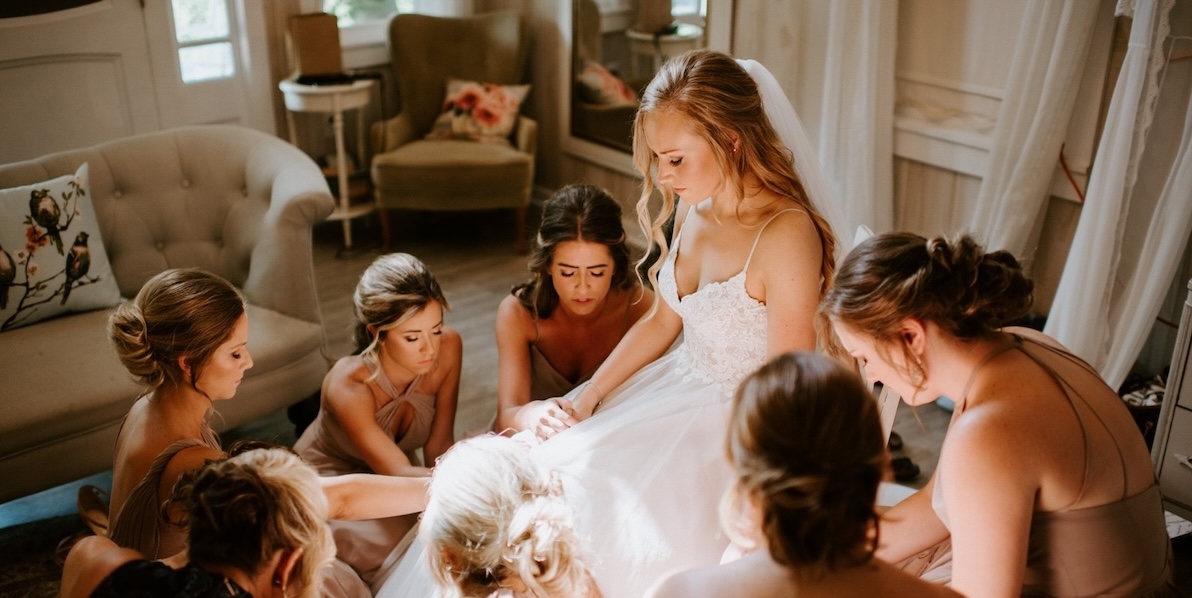 who pays for the wedding traditionally 698429397a166.jpg